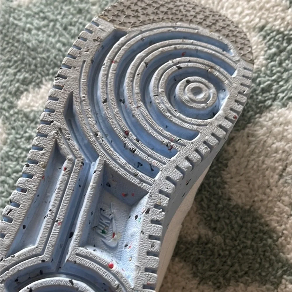 Nike - Picture 2 of 3